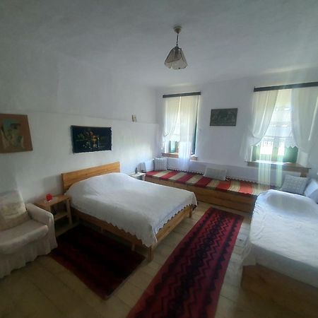 Traditional Guesthouse Permet Bagian luar foto