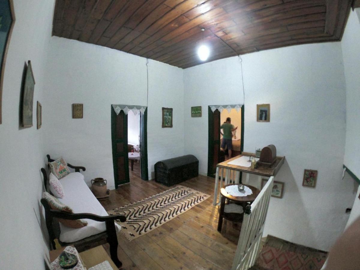 Traditional Guesthouse Permet Bagian luar foto