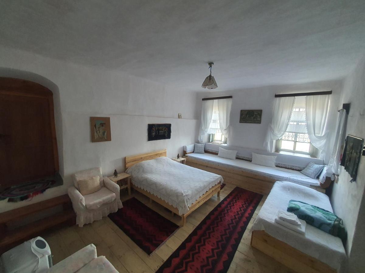 Traditional Guesthouse Permet Bagian luar foto