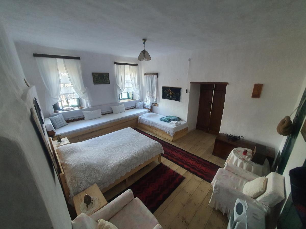 Traditional Guesthouse Permet Bagian luar foto