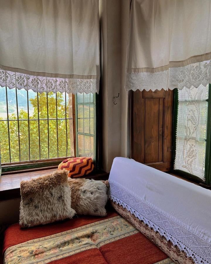 Traditional Guesthouse Permet Bagian luar foto