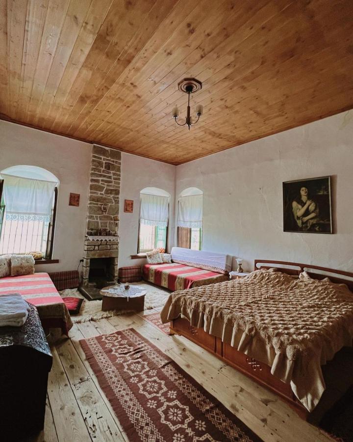 Traditional Guesthouse Permet Bagian luar foto