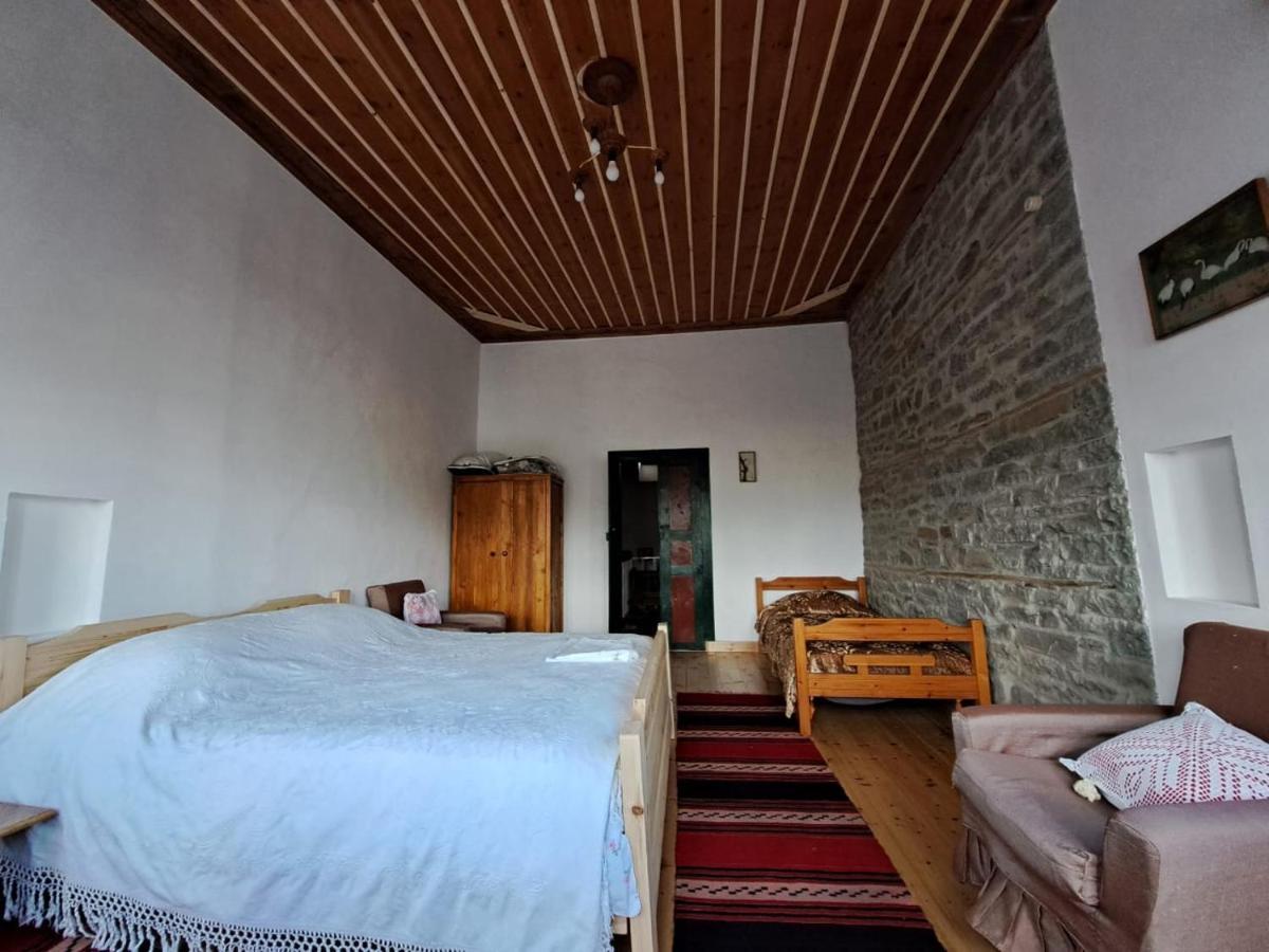 Traditional Guesthouse Permet Bagian luar foto