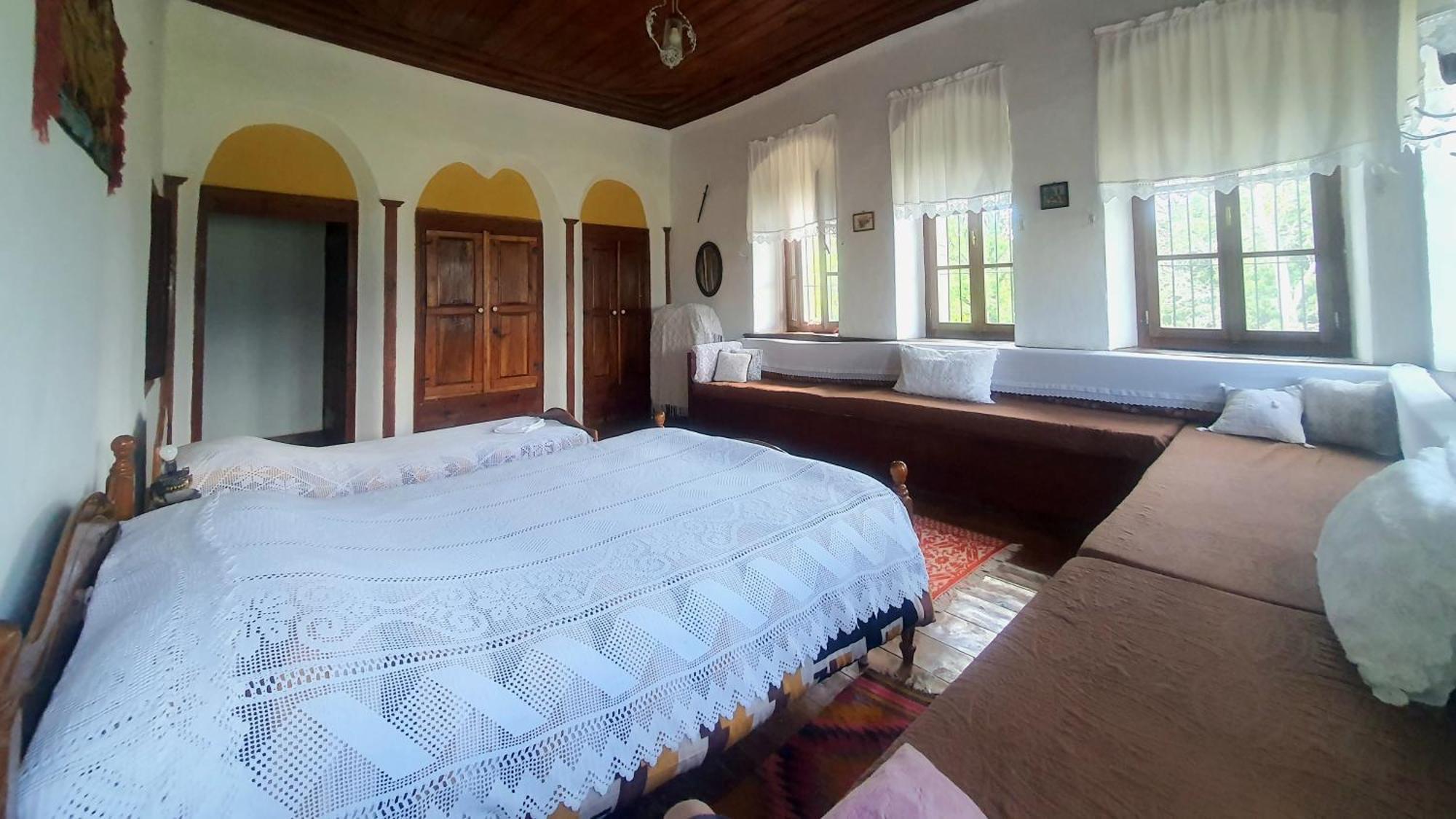 Traditional Guesthouse Permet Bagian luar foto