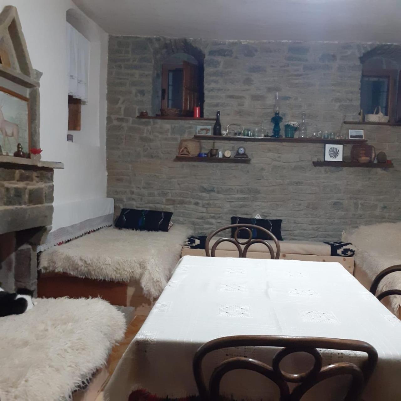 Traditional Guesthouse Permet Bagian luar foto