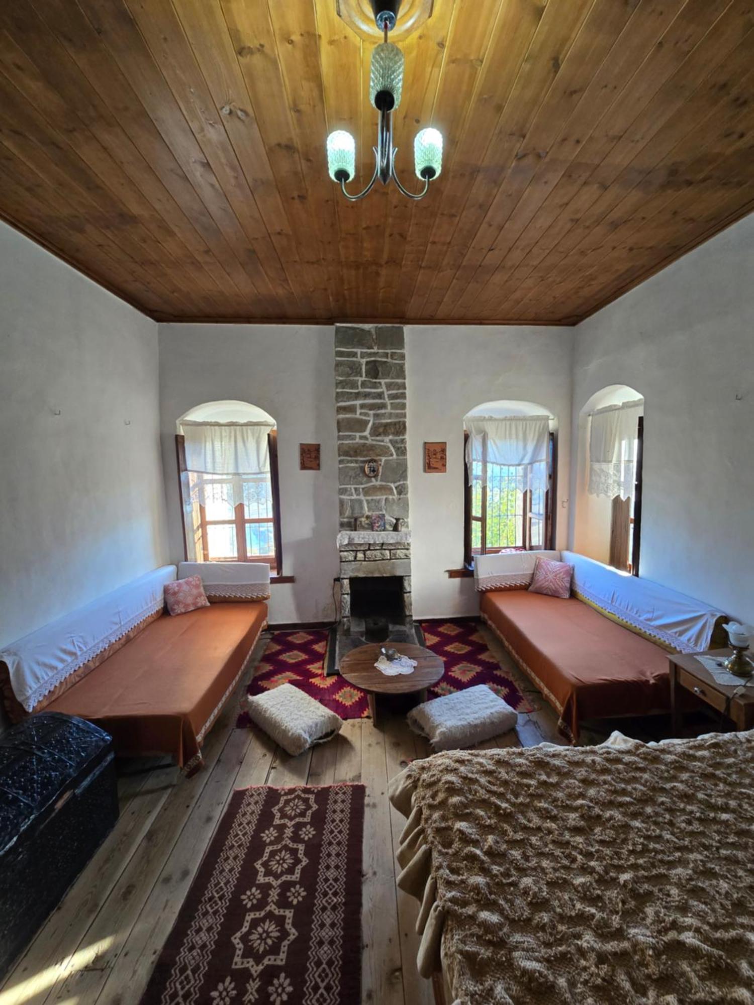 Traditional Guesthouse Permet Bagian luar foto