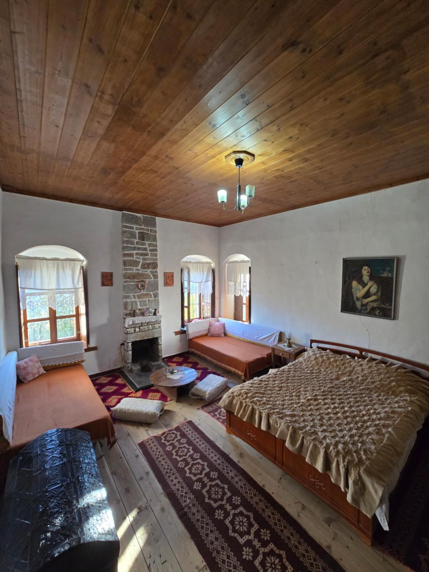 Traditional Guesthouse Permet Bagian luar foto