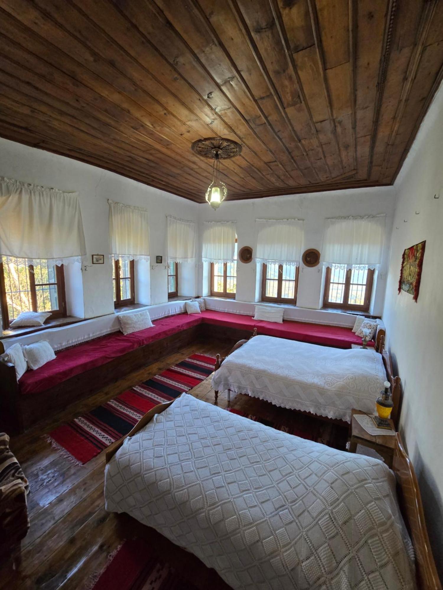 Traditional Guesthouse Permet Bagian luar foto